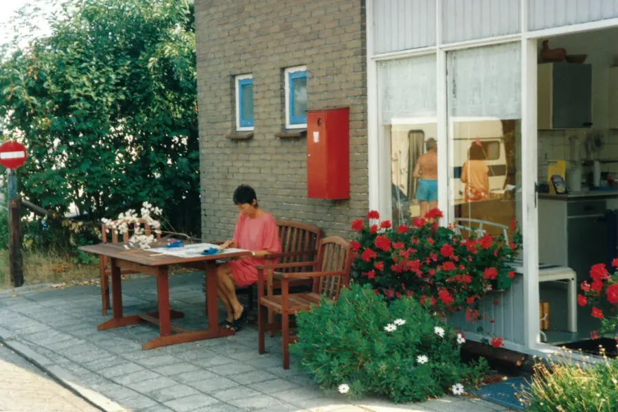 Marijke buiten de receptie