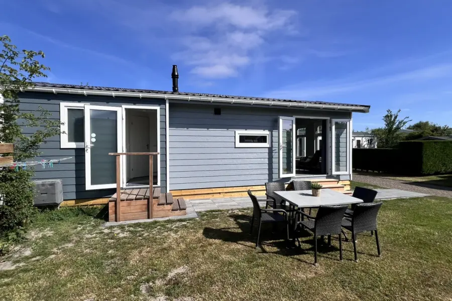 Camping Coogherveld Texel chalet type 1 buiten blauw met zon 8