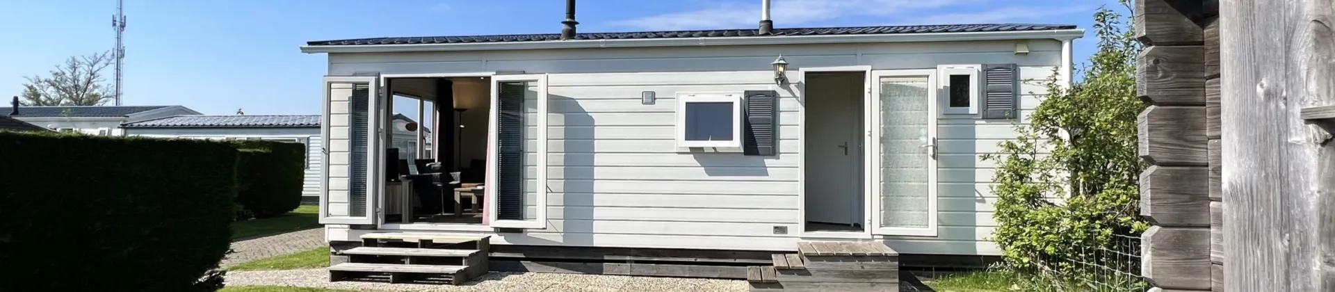 Texelse chalet Coogherveld Type 2 Buiten met openslaanden deuren