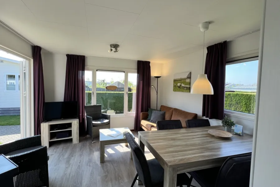 Texelse chalet Coogherveld Type 2 Woonkamer vanuit keuken