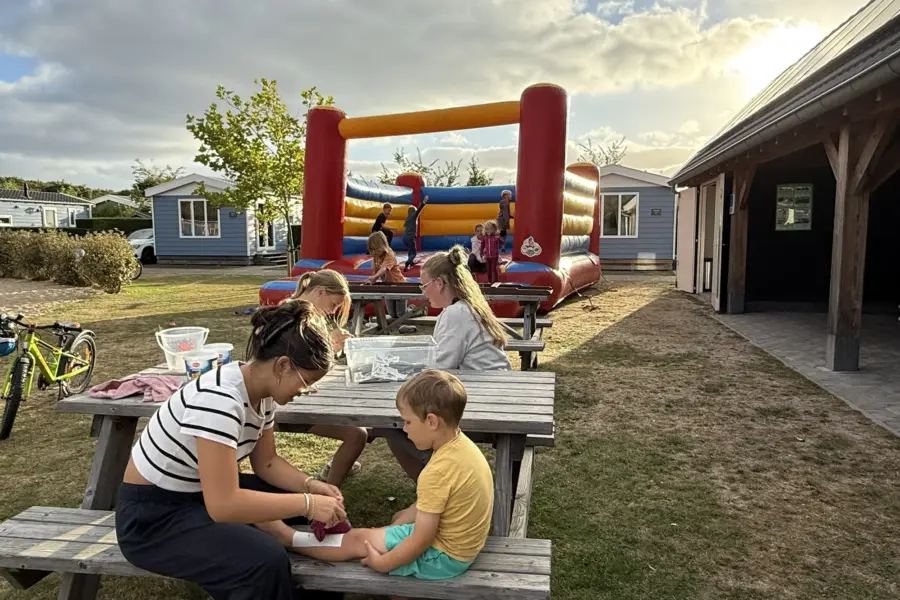 Zomer animatie Camping Coogherveld Texel - schminken en springen