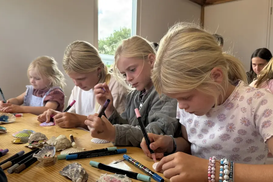 Gezellig knutselen op zomeravond op Camping Coogherveld Texel - De Koog