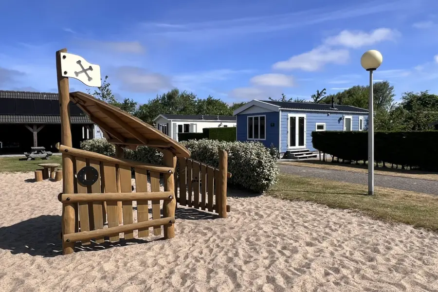 Familienurlaub auf Texel – Spielplatz mit Piratenboot auf dem Campingplatz