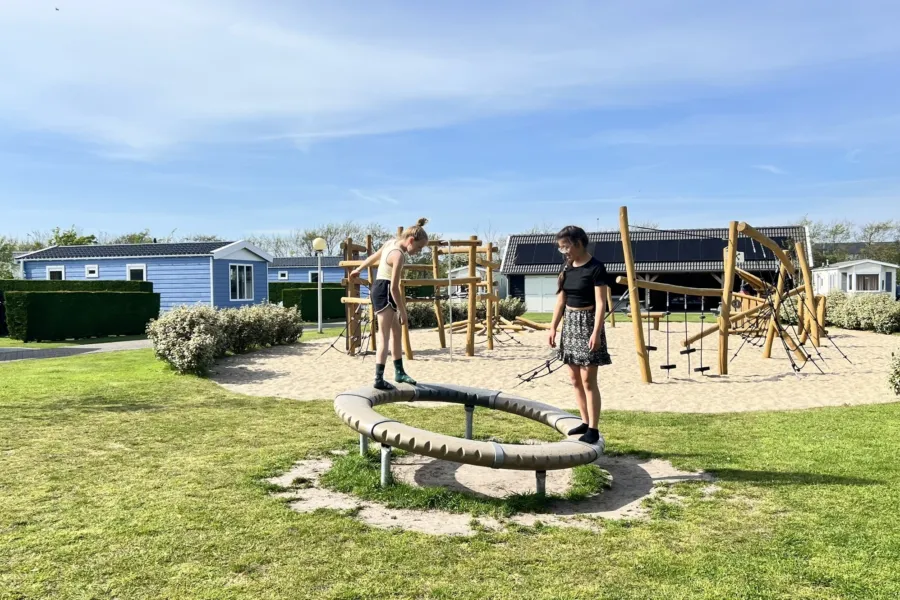Texel Coogherveld Camping Spielplatz Spinnrad spielende Kinder